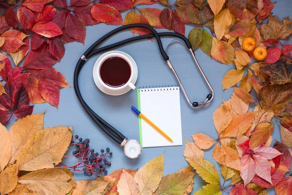 Больница и лечение осенью желтыми листьями — стоковое фото