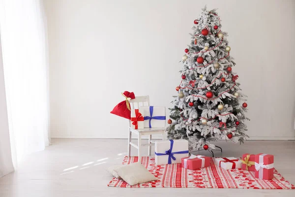 Arbre de Noël avec cadeaux de Noël en chambre blanche — Photo