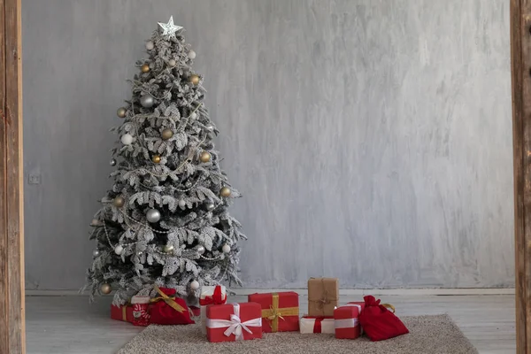 圣诞节装饰圣诞树与礼物 z — 图库照片