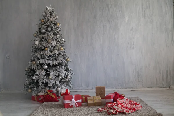 Decoração de Natal árvore de Natal com presentes z — Fotografia de Stock