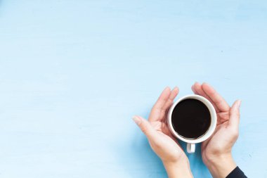 Noel ağacı Noel arka plan mavi bir Noel elinde çay iğneler