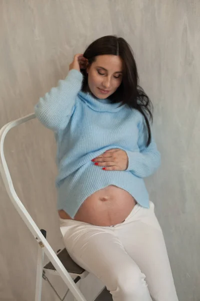 Vacker gravid kvinna i blå jacka porträtt — Stockfoto