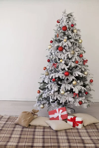 Árvore de Natal com presentes de Natal na sala branca — Fotografia de Stock