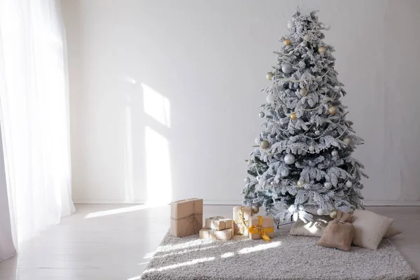 Árvore Natal Com Presentes Natal Sala Branca — Fotografia de Stock