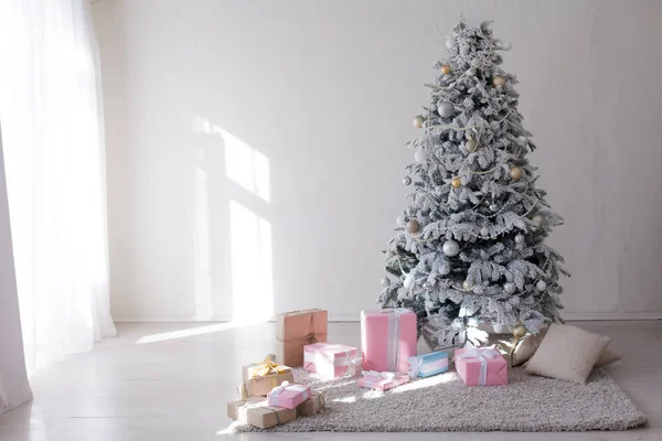 Décor de Noël chambre blanche avec l'arbre de Noël et des cadeaux — Photo