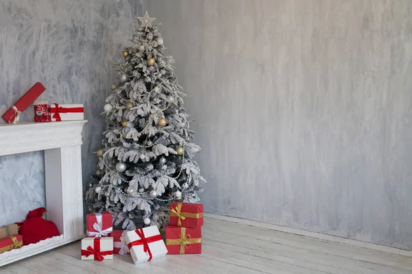 Εσωτερικό του δωματίου με το χριστουγεννιάτικο δέντρο και χριστουγεννιάτικα δώρα — Φωτογραφία Αρχείου