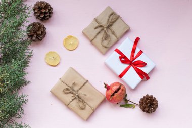 Noel arka plan Noel ağacı ve hediyeler fındık koniler