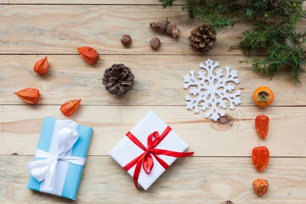 Kerstmis achtergrond kerstboom en cadeautjes noten kegels — Stockfoto