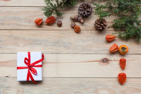 Kerstmis achtergrond kerstboom en cadeautjes noten kegels — Stockfoto