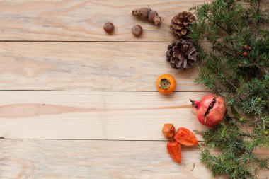 Noel arka plan Noel ağacı ve hediyeler fındık koniler