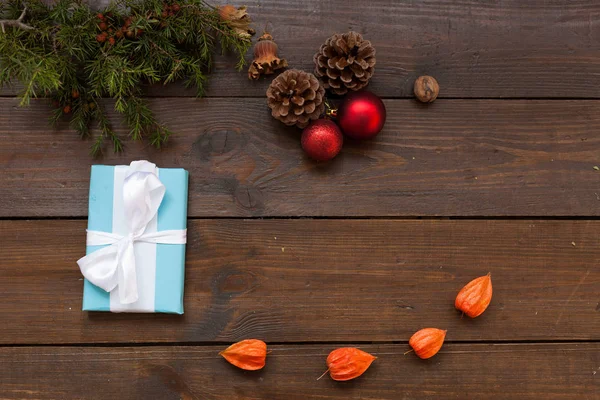 Kerstmis achtergrond kerstboom en cadeautjes noten kegels — Stockfoto