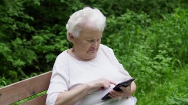 Yaşlı nine Internet smartphone vasıl görünüyor