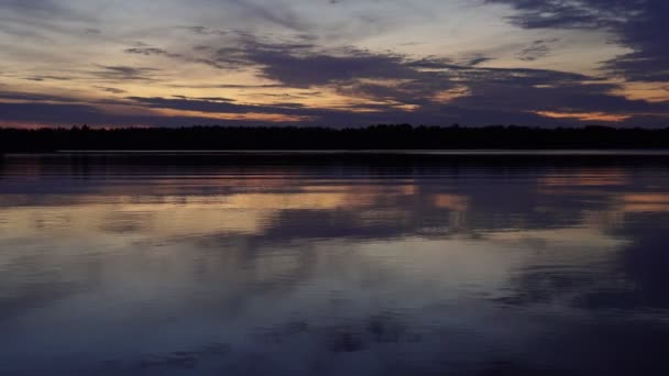 Paesaggio Lago e foresta al tramonto senza pioggia — Video Stock