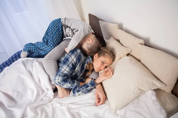 Little boy woke up in the morning sleeping in parents bedroom — Stock Photo, Image