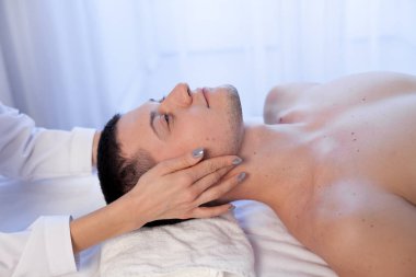 Tıbbi yapan erkek eller yüze Spa Masaj