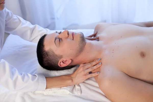 Człowiek robi medycznego masażu rąk osoby w Spa — Zdjęcie stockowe