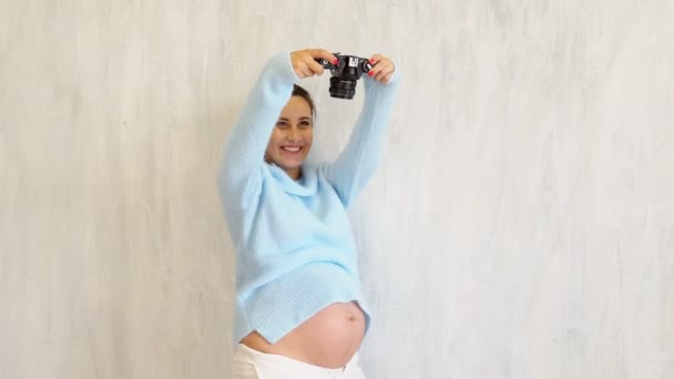 Mulher grávida fotógrafo fotografar barriga — Vídeo de Stock