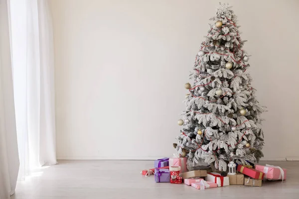Λευκό χριστουγεννιάτικο δέντρο στο δωμάτιο με τα δώρα — Φωτογραφία Αρχείου