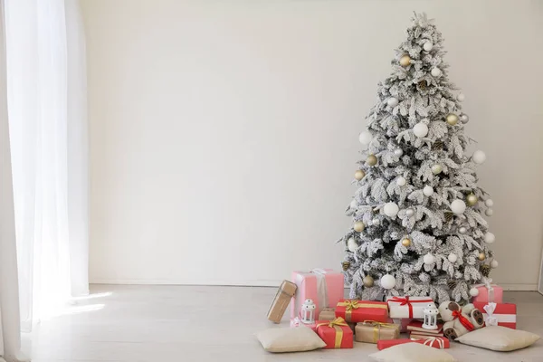 Árvore de Natal com presentes, luzes de grinalda ano novo — Fotografia de Stock