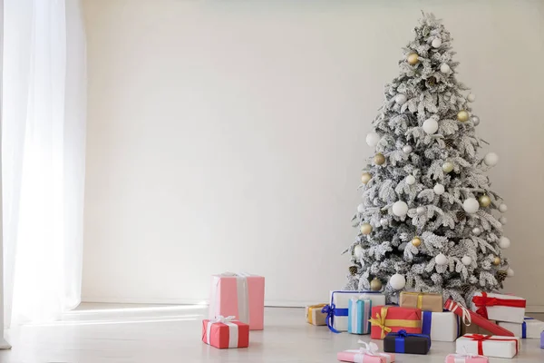 圣诞树与礼物, 花环灯新年 — 图库照片