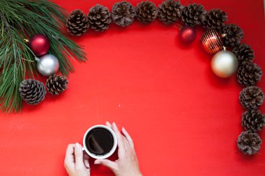 Noel hediyeler ve Noel ağacı çay fincan meyve arka plan