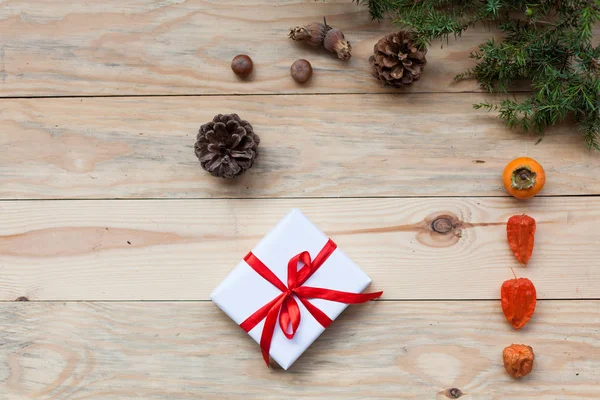 Kerstmis achtergrond met geschenken en kerstboom Thee beker fruit — Stockfoto