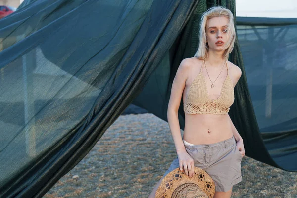 Retrato de mujeres de moda en ropa interior en la playa —  Fotos de Stock