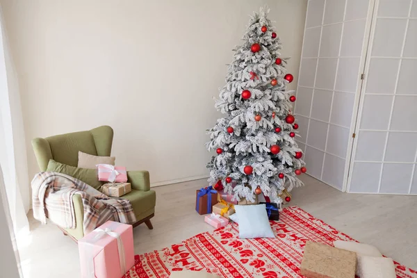 Nova casa interior com árvore de Natal e presentes — Fotografia de Stock