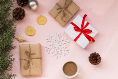 Noel hediyeler ve Noel ağacı çay fincan meyve arka plan