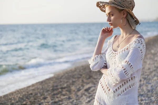 Portrait of fashionable women on the beach of the sea coast — Stock Photo, Image