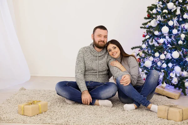 Mari et femme sur les arbres de Noël offrent des cadeaux pour la nouvelle année — Photo