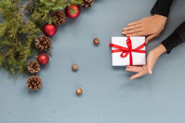 Noel süslemeleri Noel ağaçları ve hediyeler arasında el