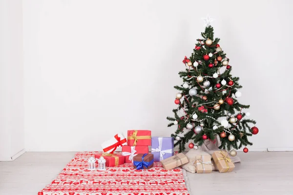 Árbol de Navidad en interior blanco con decoración de juguete —  Fotos de Stock