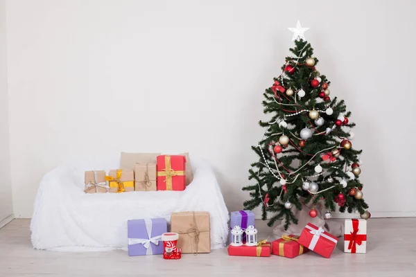 Árbol de Navidad en la habitación con decoraciones de Navidad y juguetes de regalo —  Fotos de Stock