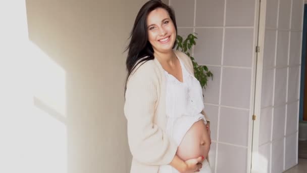 Buik van zwangere vrouwen vóór aflevering van de liefde van de baby — Stockvideo