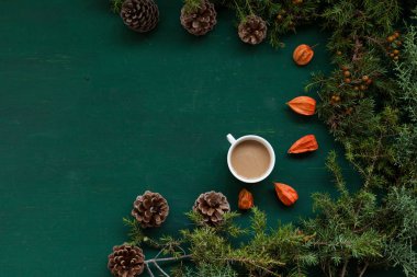 Kış Noel süslemeleri Noel arka plan hediye ve oyuncaklar kar taneleri Noel ağacı