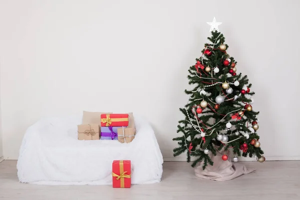 Árbol de Navidad en la habitación con decoraciones de Navidad y juguetes de regalo —  Fotos de Stock