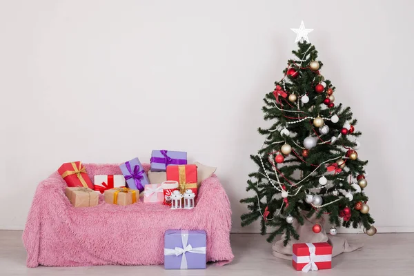 Choinka w pokoju z zabawkami dekoracje i prezenty świąteczne — Zdjęcie stockowe