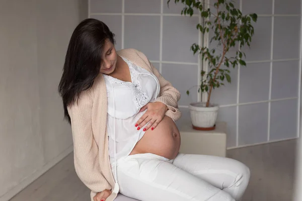 Maman enceinte attend un bébé avant la naissance — Photo