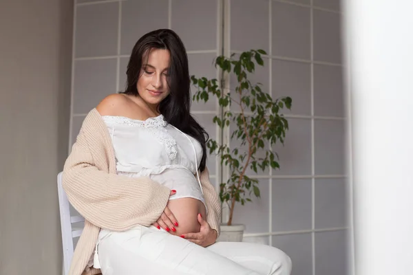 Gravid mamma väntar barn före födseln — Stockfoto