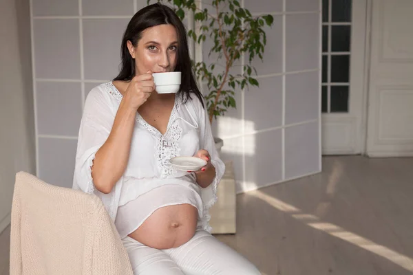 좋은 뜨거운 음료를 마시는 임신 엄마 — 스톡 사진