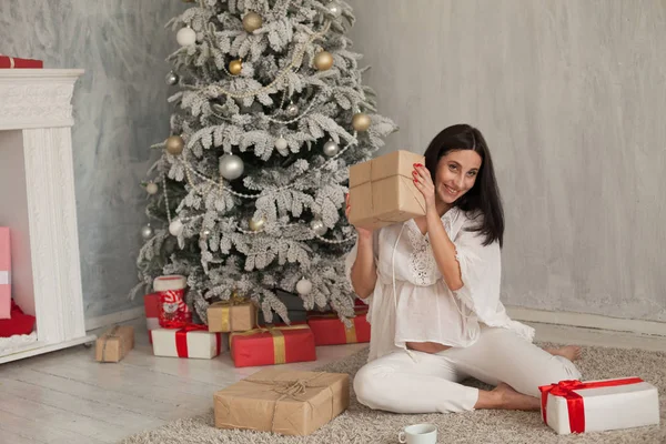 Pregnant Woman Sitting Christmas Tree Opens Christmas Presents — Stock Photo, Image