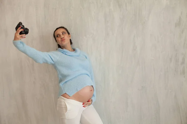 Gravid kvinna fotograf arbetar porträtt trevligt foto — Stockfoto
