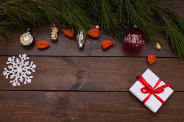 Noel arka plan Noel ağacı oyuncaklar hediyeler fındık meyve