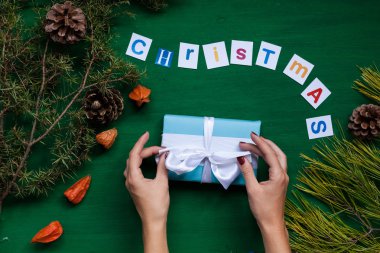 Noel arka plan yeni yıl hediye oyuncak topları meyve fındık eller.