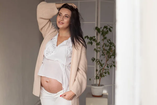 Gravid mamma väntar barn före födseln — Stockfoto