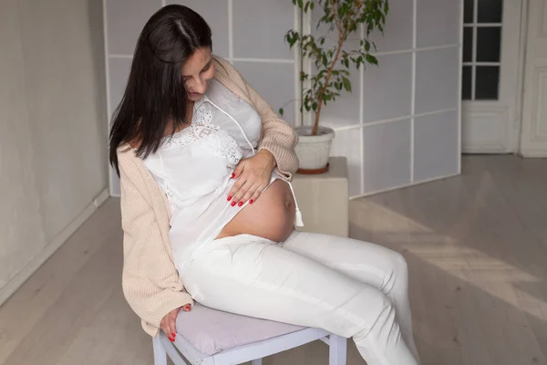 怀孕的母亲在分娩前怀孕 — 图库照片