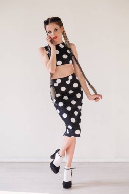 Kadın telefonda konuşurken uzun örgüler ile