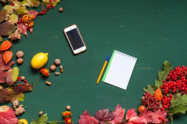 Sonbahar sarı meyve fındık masada bırakır.