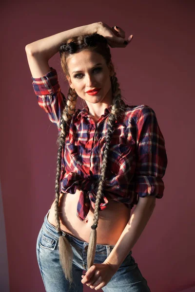 긴 머리 띠와 함께 차고에 여성 정비공 — 스톡 사진
